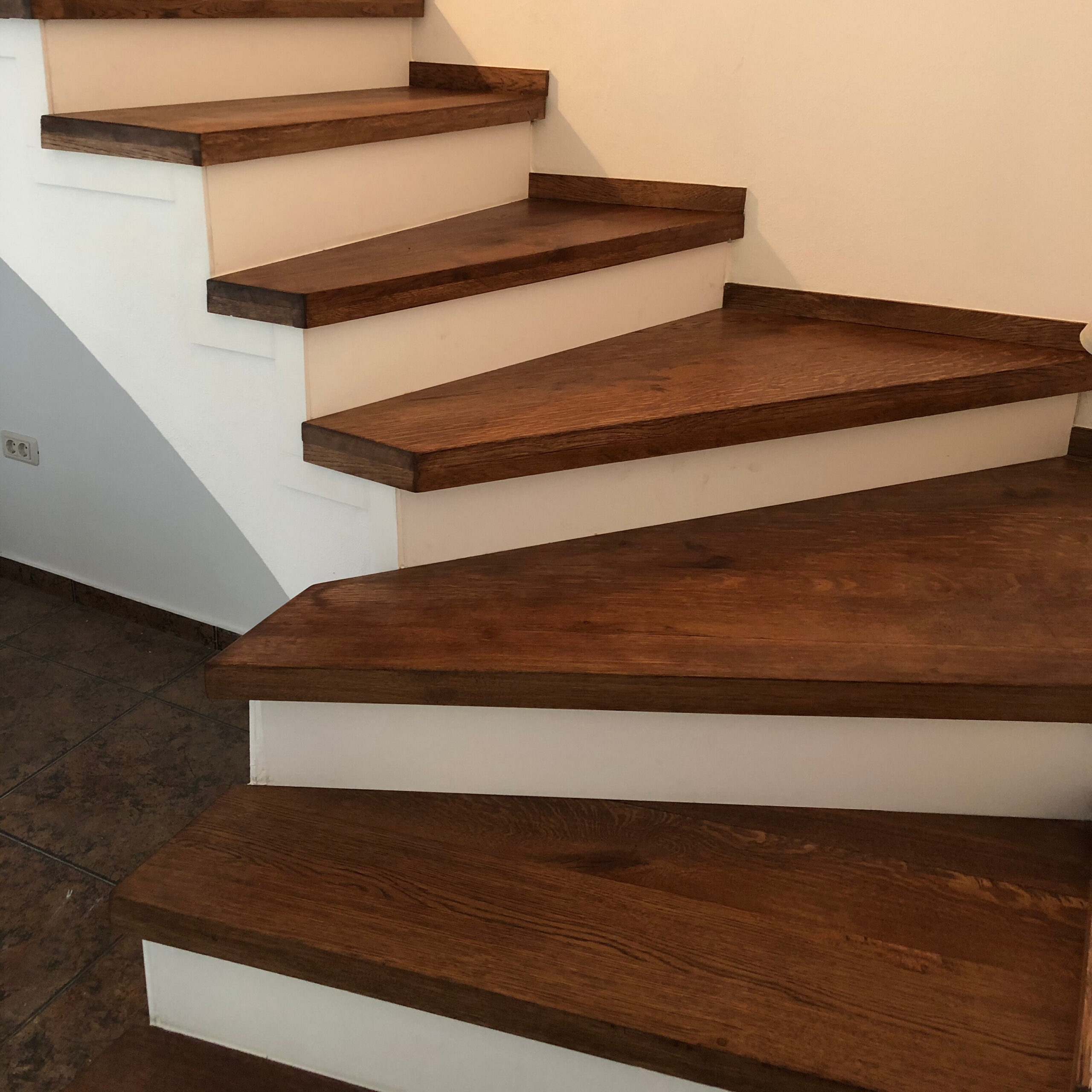 Material - beton placat cu trepte din stejar protejat cu lac dur.